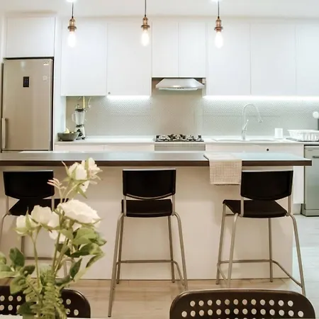 Cozy Twin Room With Private Bathroom - Full Kitchen