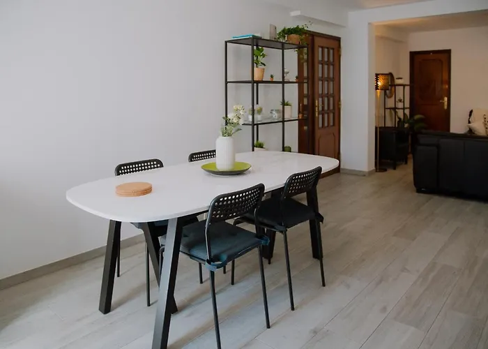 Cozy In With Full Kitchen 5 Minutes From The *