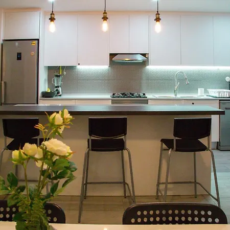 Cozy In With Full Kitchen 5 Minutes From The *